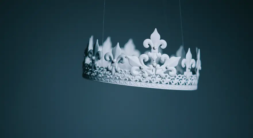 Biała korona z liliami, zawieszona na nitce. Czy to symbol władzy, czy może ukryte elżbieta rakuszanka ciekawostki?