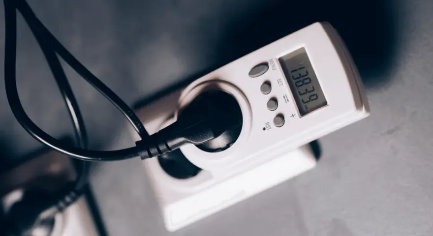 Gniazdko z miernikiem zużycia energii elektrycznej, pokazującym 138.39 kWh. To urządzenie pomoże kontrolować opłatę mocową.