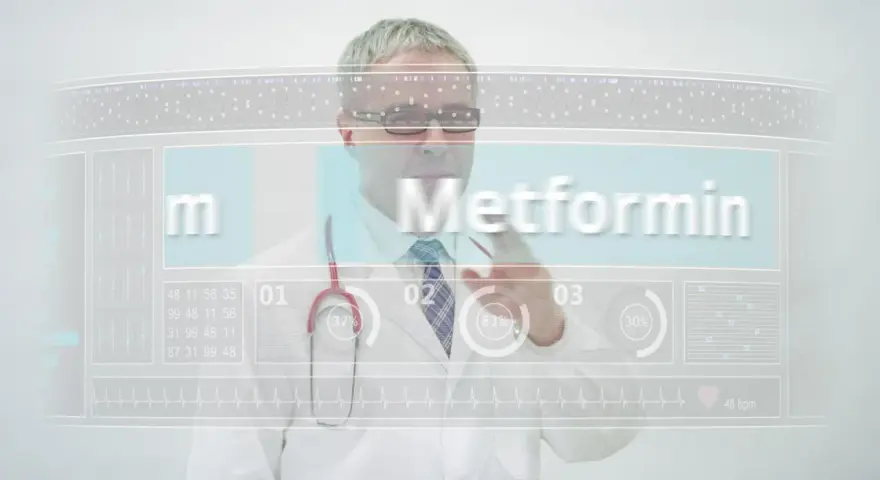 Lekarz analizuje dane na interaktywnym ekranie, gdzie widnieje nazwa "Metformin" i wskaźniki, sugerujące analizę potencjalnych metformina skutki uboczne.