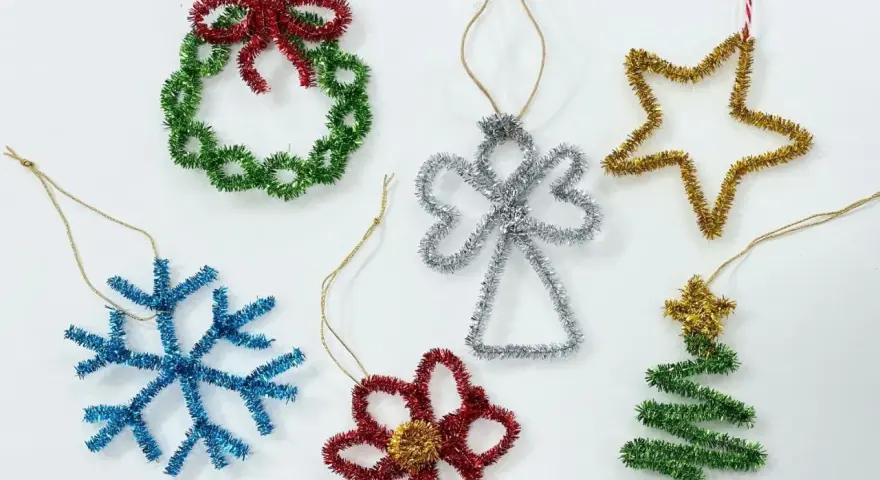 Julpynt av piprensare: en krans, snöflinga, ängel, stjärna, blomma och julgran. Perfekt att rita jul med!