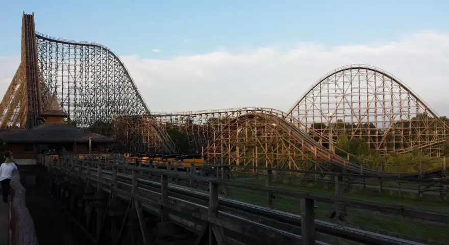 Drewniane kolejki górskie w Heide Park to niesamowite atrakcje. Widok zapiera dech w piersiach!