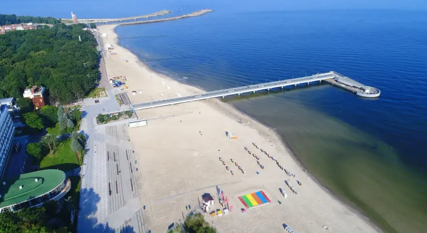 Kołobrzeg oferuje wiele atrakcji dla dorosłych: szeroka plaża, molo, deptak i zieleń. Idealne miejsce na relaks i wypoczynek.