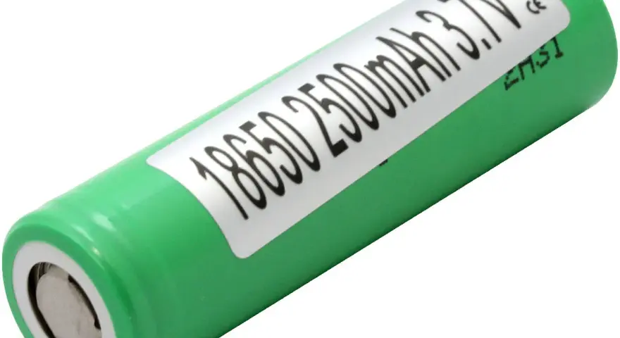 Batería vaper 18650 verde, 3.7V, 2500mAh. Ideal para tu dispositivo.