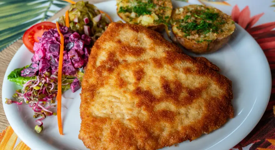 Wgłębienie w burgerze: sekret idealnie płaskiego i soczystego kotleta