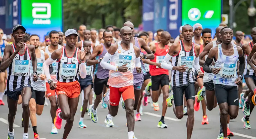 Corredores compiten en uno de los maratones mas importantes del mundo. Eliud Kipchoge lidera el grupo.
