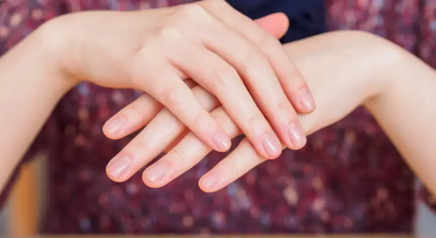 Dłonie z naturalnym, zdrowym blaskiem paznokci, efekt japońskiego manicure. Delikatne, zadbane paznokcie.