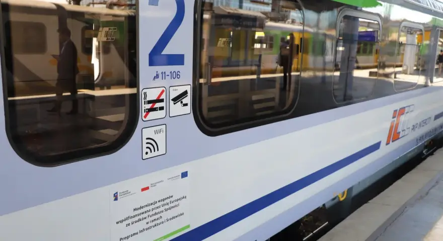 Boczna ściana wagonu PKP Intercity z numerem 2, symbolami i logo.