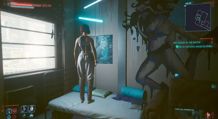 W pokoju w stylu trzecia część nocy cyberpunk, dziewczyna w sportowym stroju stoi na łóżku. Na ścianie wisi plakat i mural.