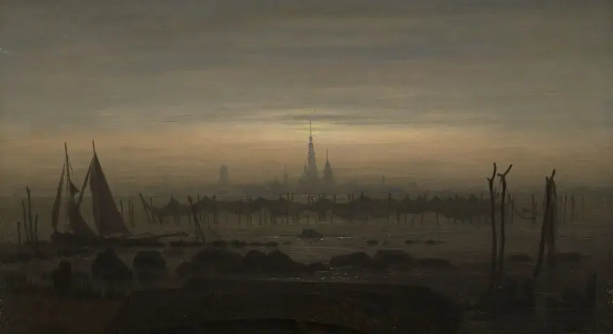 Dämmerung über einer Stadt mit Segelschiffen im Vordergrund, ein typisches Motiv einer Caspar David Friedrich Ausstellung.