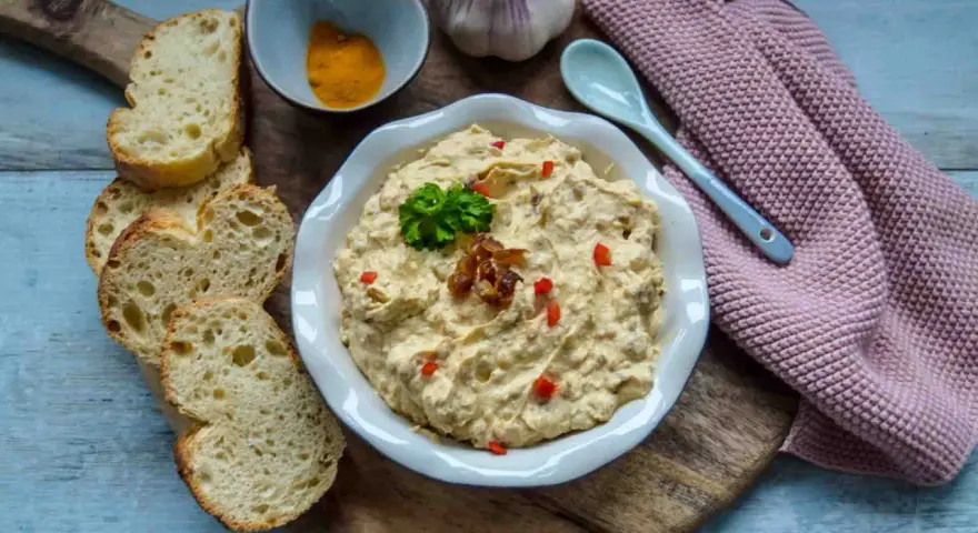 Cremiger Dattel Dip mit Brot, Knoblauch und Gewürzen. Ein leckerer Dip für jede Gelegenheit.
