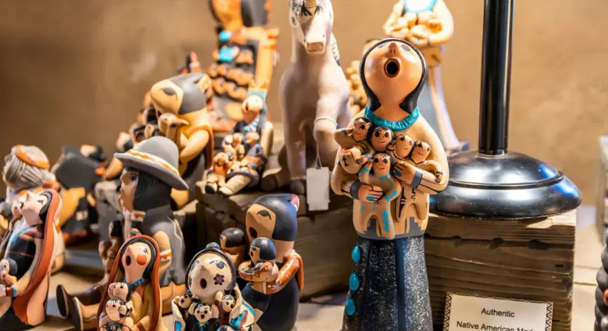 Ceramiczne figurki Indian z USA, idealne pamiątki do Polski. Matka z dziećmi, jednorożec i inne.