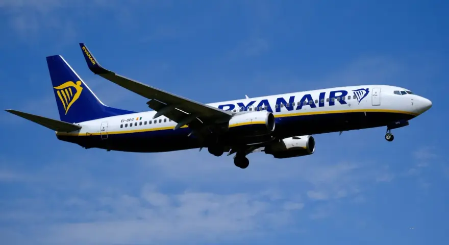 Ryanair, jedne z najlepszych linii lotniczych, w locie na tle błękitnego nieba.