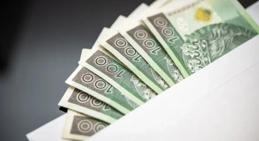 Koperta z banknotami 100 zł. Niespodziewana darowizna od obcej osoby, która wywołała uśmiech.