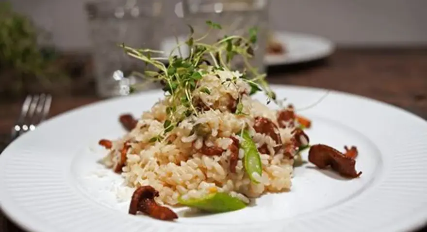 Krämig risotto kantareller med färska örter och parmesan. En härlig höstfavorit.
