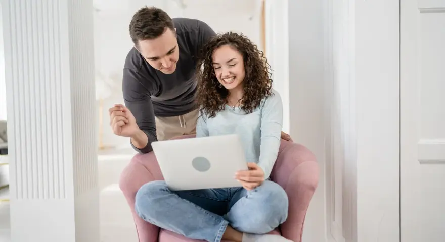 Para przygotowuje się do ślubu, korzystając z nauk przedmałżeńskich online.