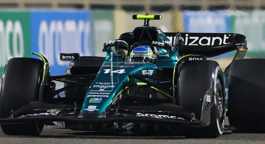 Fernando Alonso al volante de su Aston Martin, número 14, compitiendo en la pista.