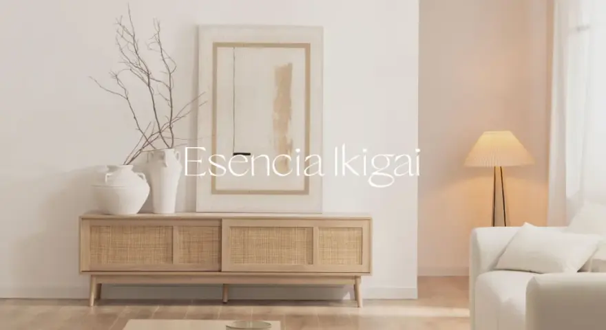 Un mobile in legno con ante in rattan, vasi in ceramica e un quadro astratto, in un ambiente che evoca il wabi sabi design.