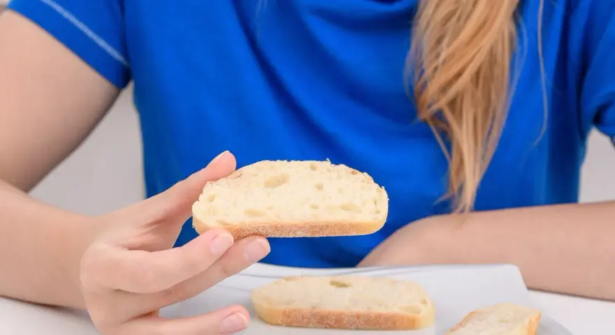 Białe pieczywo na talerzu, jako jeden z domowych sposobów na biegunke.