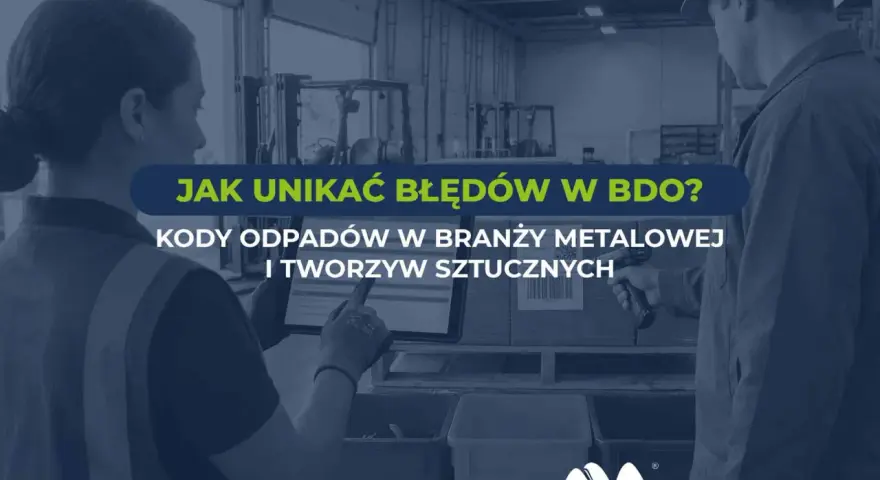 Kobieta i mężczyzna w magazynie omawiają kody odpadów w branży metalowej i tworzyw sztucznych. 19 12 04.