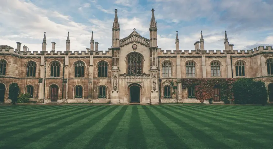 Magnifique bâtiment historique avec pelouse parfaitement entretenue. On imagine facilement y trouver la meilleur école d'art au monde.