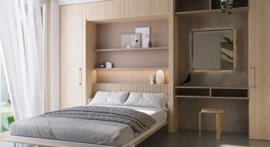 Habitaciones muy pequeñas, pero acogedoras. Cama doble con ropa de cama gris, estantes empotrados con decoración y un espejo iluminado.