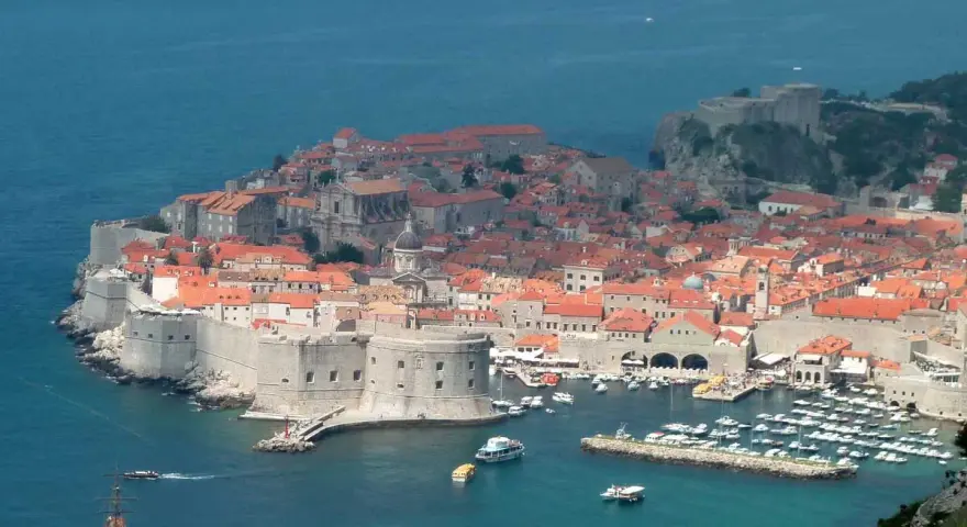 Dubrovnik, Croacia, un escenario perfecto para lunas de miel, con sus murallas históricas, tejados rojos y el mar azul.