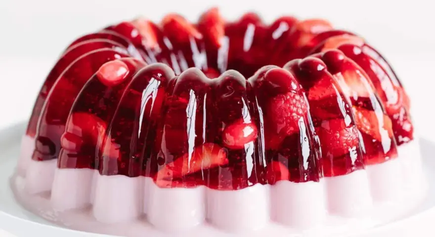 Gâteau moulé aux fruits rouges et à la crème, une délicieuse gelée passion recette.