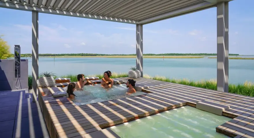 Relaks w jacuzzi z widokiem na wodę. Idealne miejsce na wakacje w Capalonga.