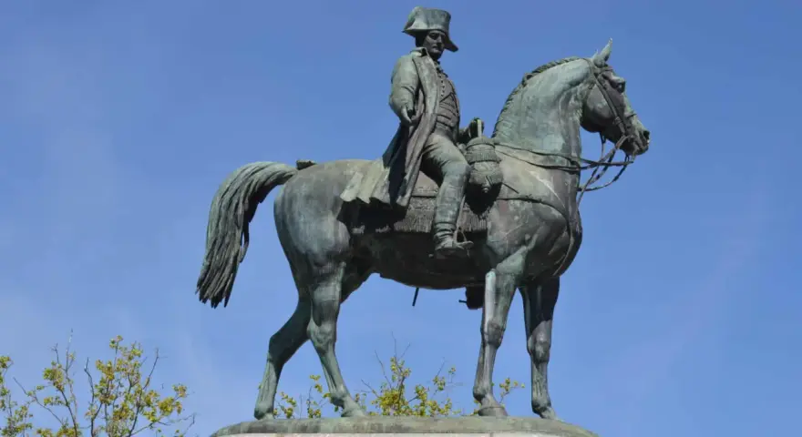 Statue équestre en bronze d'un homme en uniforme militaire, rappelant le célèbre Marengo, cheval de Napoléon.