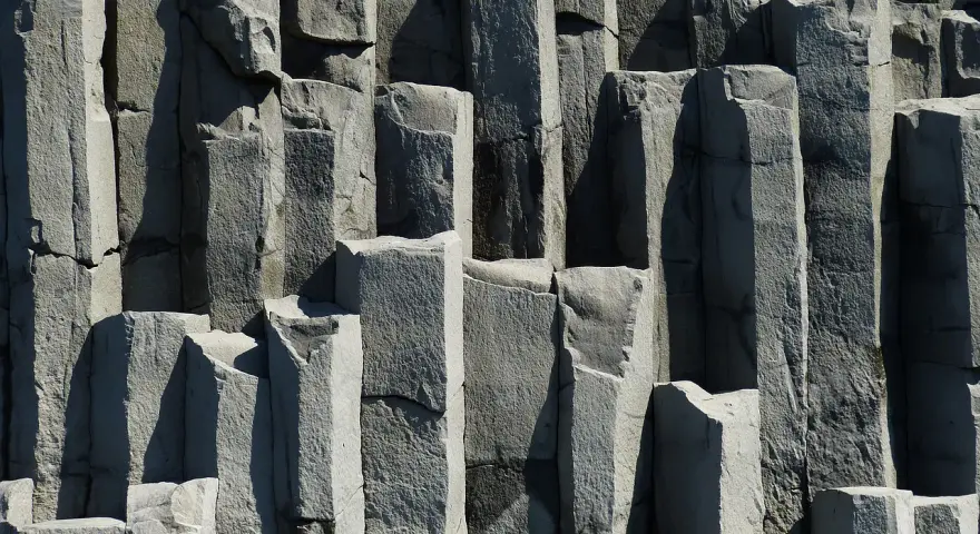 Słupy bazaltowe tworzą naturalną, geometryczną ścianę skalną.
