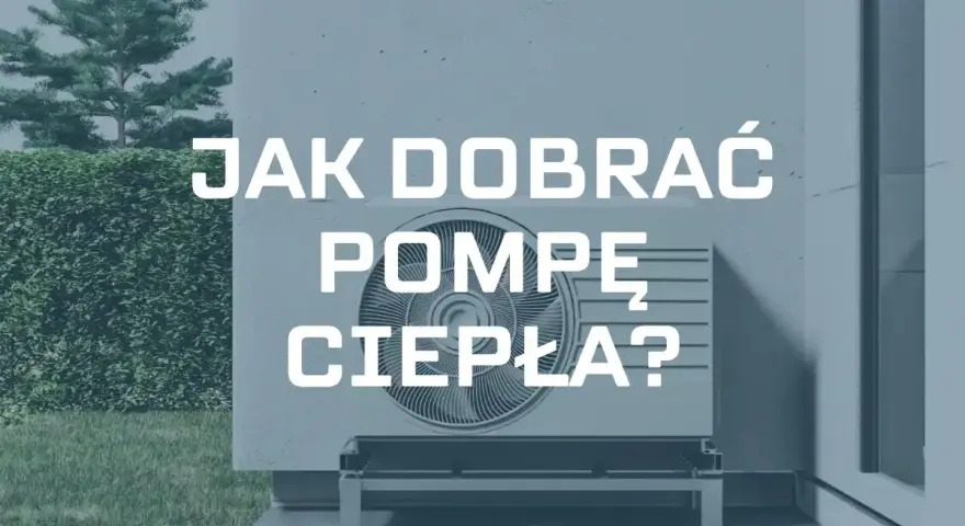 Jak obliczyć moc pompy ciepła? Na zdjęciu jednostka zewnętrzna pompy ciepła przy ścianie domu, otoczona zielenią.