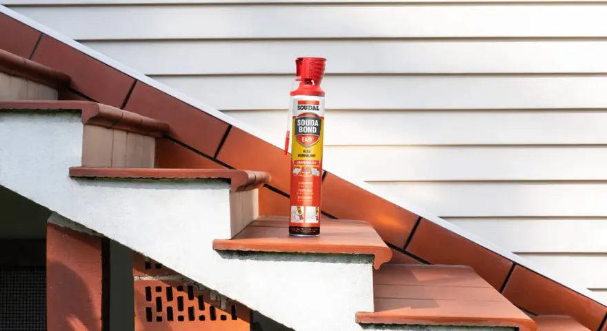 Soudal Soudabond Easy – idealny do mocowania stopni drewnianych do betonu. Szybko i trwale.
