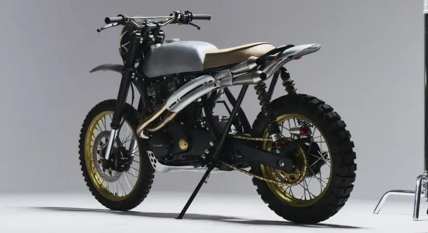 Stylowy motor scrambler z matowym, srebrnym bakiem, podwójnym wydechem i terenowymi oponami. Gotowy na przygodę!