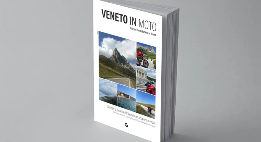 Copertina libro "Veneto in Moto": immagini di montagne, moto rosse, mare e architetture, che invitano a scoprire le **strade panoramiche del Veneto**.