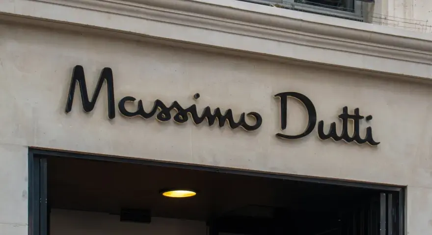 Elegancki szyld Massimo Dutti nad wejściem do sklepu. Planujesz Massimo Dutti zwroty? Sprawdź ofertę!