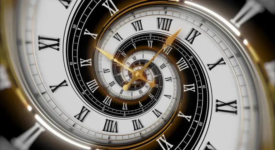 Złoty zegar z rzymskimi cyframi, tworzący spiralę nieskończoności. Symbolizuje 5 rok numerologiczny, czas zmian i rozwoju.