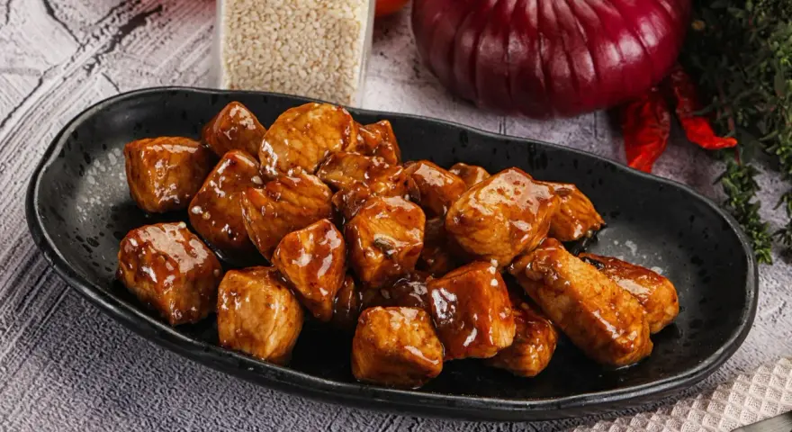 Kawałki indyka w sosie teriyaki, błyszczące i apetyczne, gotowe do podania.