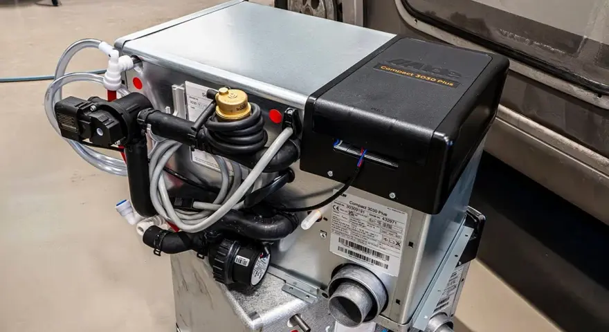 Alde Compact 3010 Plus värmesystem med slangar och kopplingar, redo för installation i husbil.