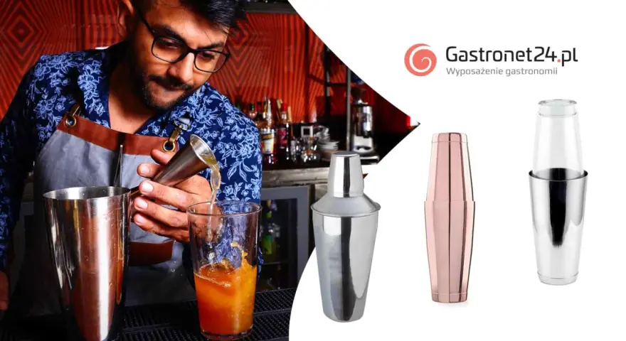 Barman przygotowuje drink w shakerze. Obok widoczne różne modele shakerów.