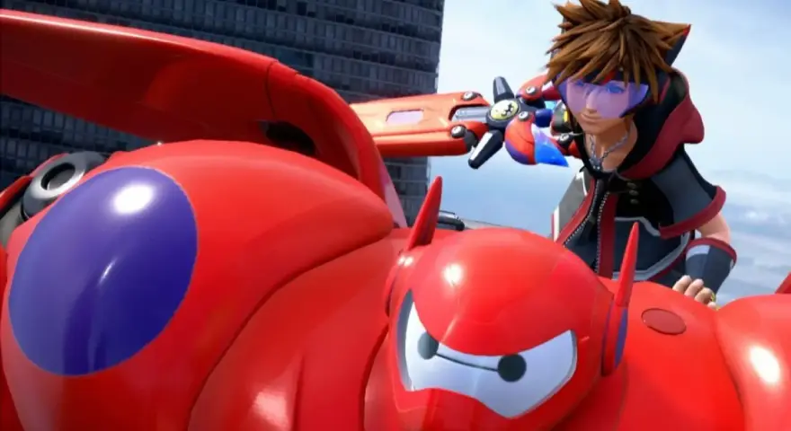 Sora, con su Keyblade, se prepara para la acción junto a Baymax en una escena que anticipa Kingdom Hearts 4.