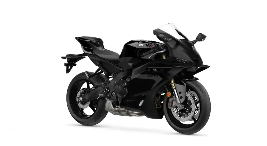 La elegante Yamaha R9 A2 negra, lista para la velocidad y la aventura en la carretera.