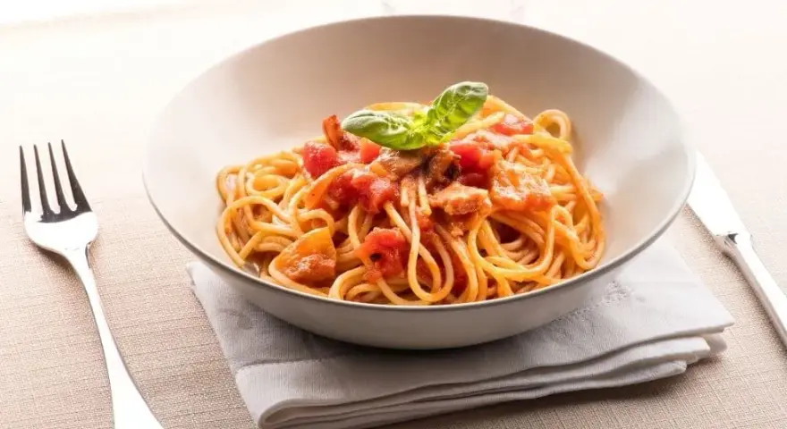 Jak jeść spaghetti, aby uniknąć bałaganu i zachować etykietę