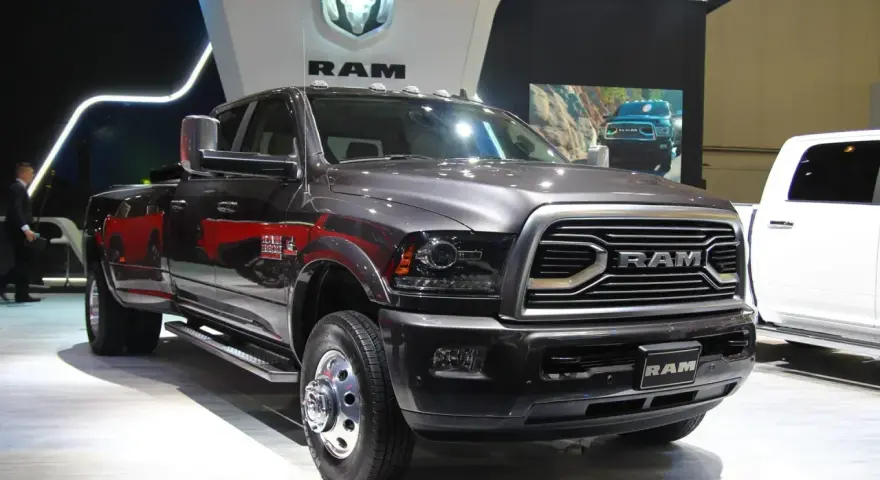 Szary Dodge Ram 3500 z podwójnymi tylnymi kołami prezentuje się imponująco na wystawie.