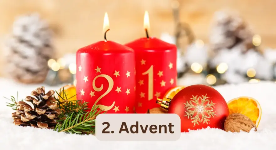 Zwei brennende Adventskerzen, geschmückt mit goldenen Sternen, stehen im Schnee. Die Kerzen zeigen die Ziffern 1 und 2. Wann ist zweiter Advent? Heute!