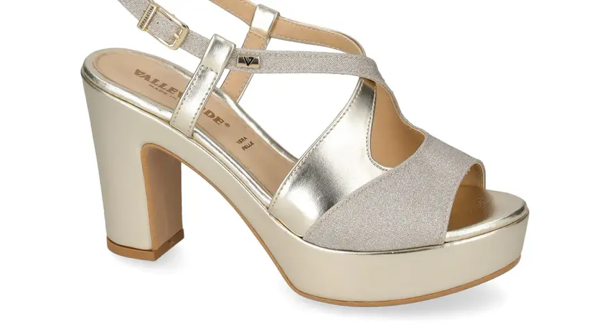 Eleganti scarpe sposa Valleverde color oro, con plateau e tacco alto, perfette per un matrimonio da favola.