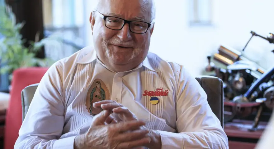 Lech Walesa, icône de Solidarność, porte une chemise ornée de la Vierge de Guadalupe et d'un badge ukrainien. Il réfléchit à son héritage.