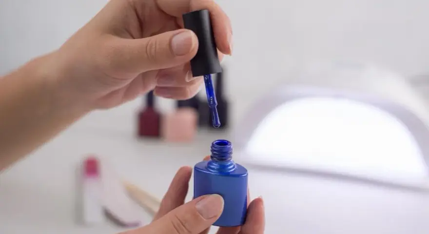 Manicure hybrydowy w domu: Krok po kroku do trwałych paznokci!