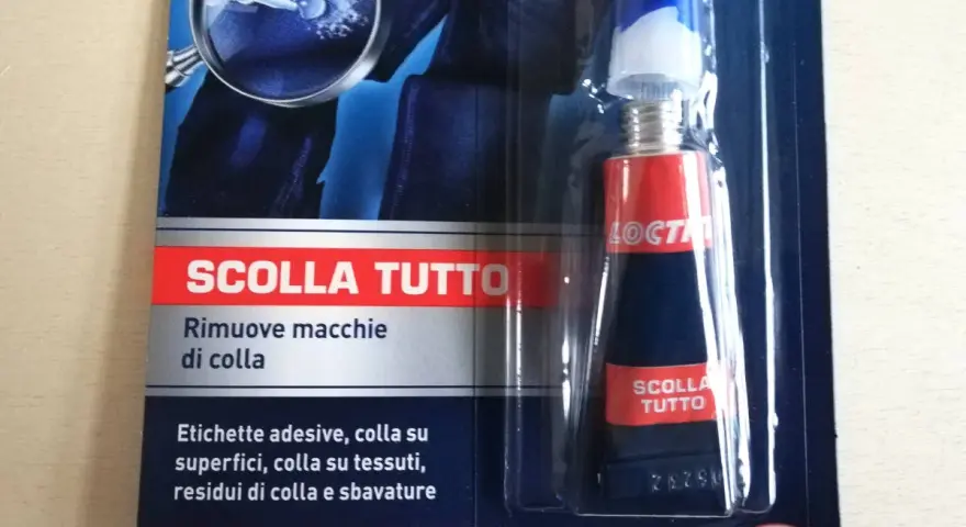 Come togliere la colla delle etichette dal vetro con questo prodotto universale. Rimuove macchie, residui e sbavature.