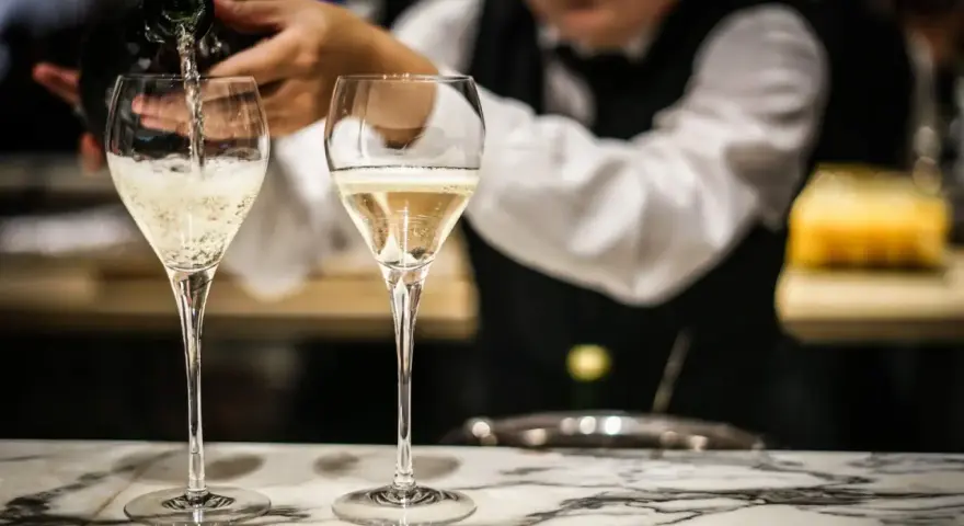 Kelner nalewa musujący prosecco drink do kieliszków. Idealny na toast zamiast proseco.