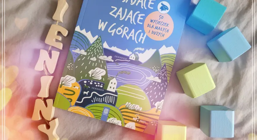 Książka "Hasające zające w górach" z drewnianymi literkami i kolorowymi klockami.